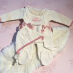 Detalle de ropita de recién nacido unisex personalizada con nombre bordado, ideal como regalo de nacimiento